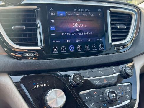 Used 2017 Chrysler Pacifica Touring-L FWD image 10