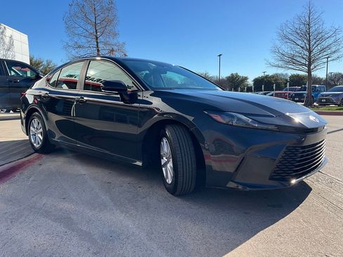 Used 2025 Toyota Camry LE image 5