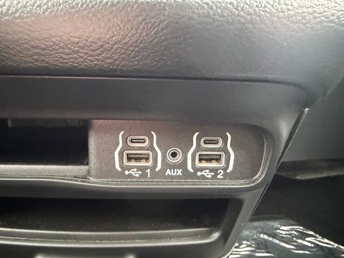 Used 2025 Chrysler Pacifica Select image 27