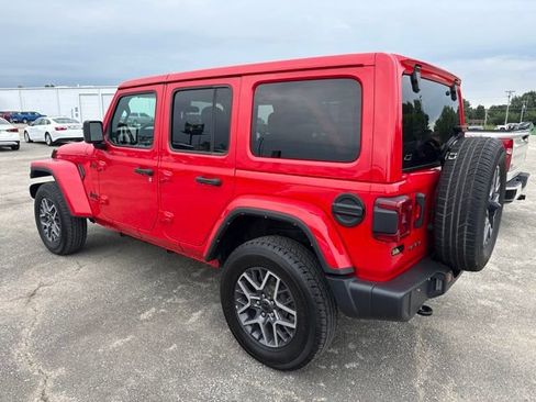 Used 2025 Jeep Wrangler Unlimited Sahara AWD/4WD image 11
