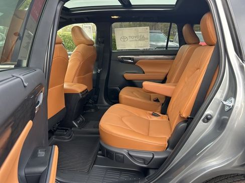 New 2026 Toyota Highlander Platinum image 16