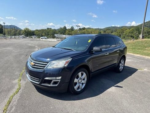 Used 2017 Chevrolet Traverse LT w/ Style and Technology Package FWD image 4