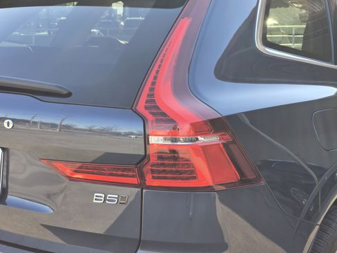 Certified 2023 Volvo XC60 B5 Ultimate w/ Climate Package image 15