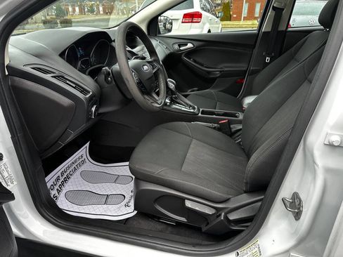 Used 2018 Ford Focus SE w/ SE Appearance Package image 11