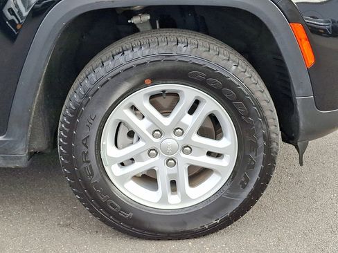 Certified 2023 Jeep Grand Cherokee Laredo w/ Luxury Tech Group I image 8