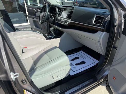 Used 2016 Toyota Highlander Limited AWD/4WD image 18