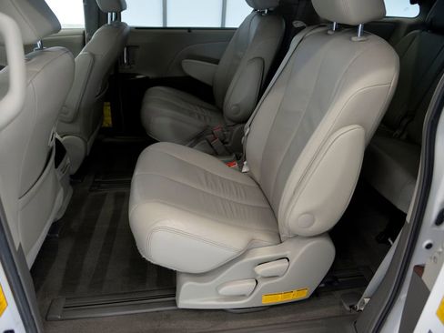 Used 2014 Toyota Sienna XLE image 29