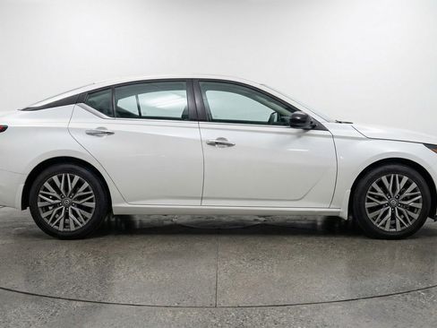 Used 2025 Nissan Altima 2.5 SV image 11