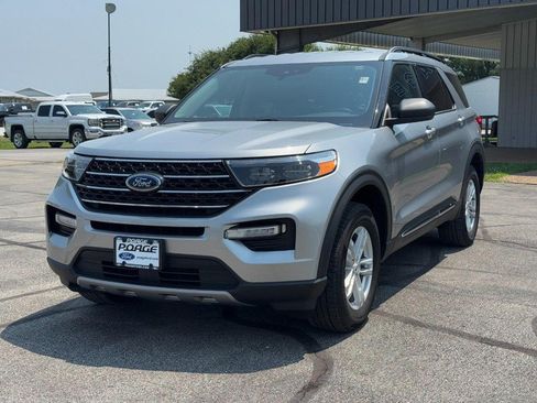 Used 2024 Ford Explorer XLT w/ Equipment Group 202A AWD/4WD image 8