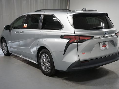 Certified 2021 Toyota Sienna XLE image 6