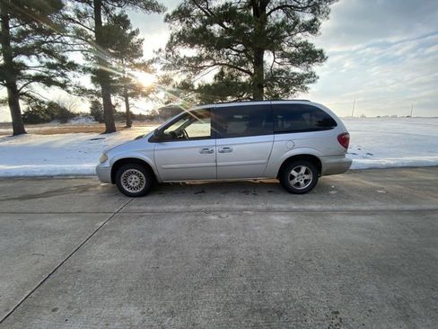 Used 2006 Dodge Grand Caravan SXT image 4