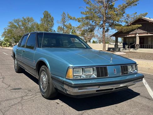 Used 1990 Oldsmobile 88 Royale Brougham image 2