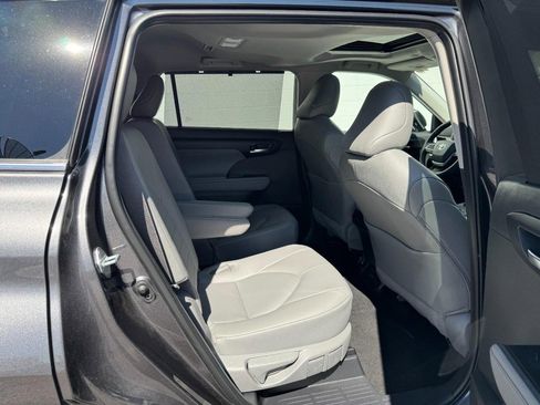 Used 2025 Toyota Highlander AWD image 10