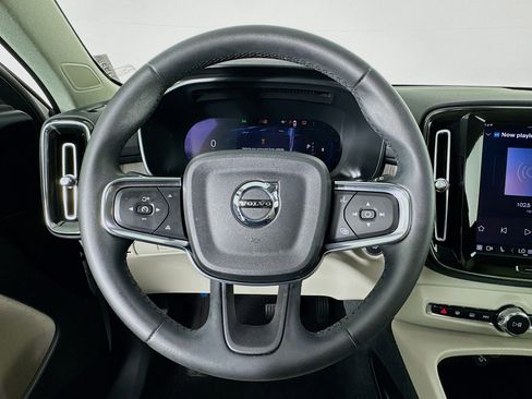 Used 2023 Volvo XC40 B4 Ultimate image 11