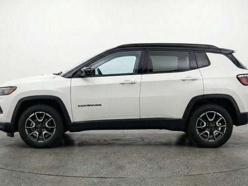 Used 2025 Jeep Compass Trailhawk w/ Trailer Tow Group AWD/4WD image 5