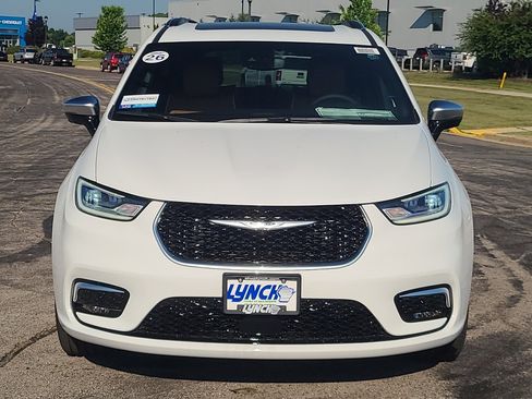 New 2026 Chrysler Pacifica Pinnacle w/ Trailer Tow Group AWD/4WD image 7