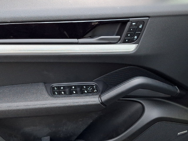 Certified 2025 Porsche Cayenne Coupe AWD/4WD image 16