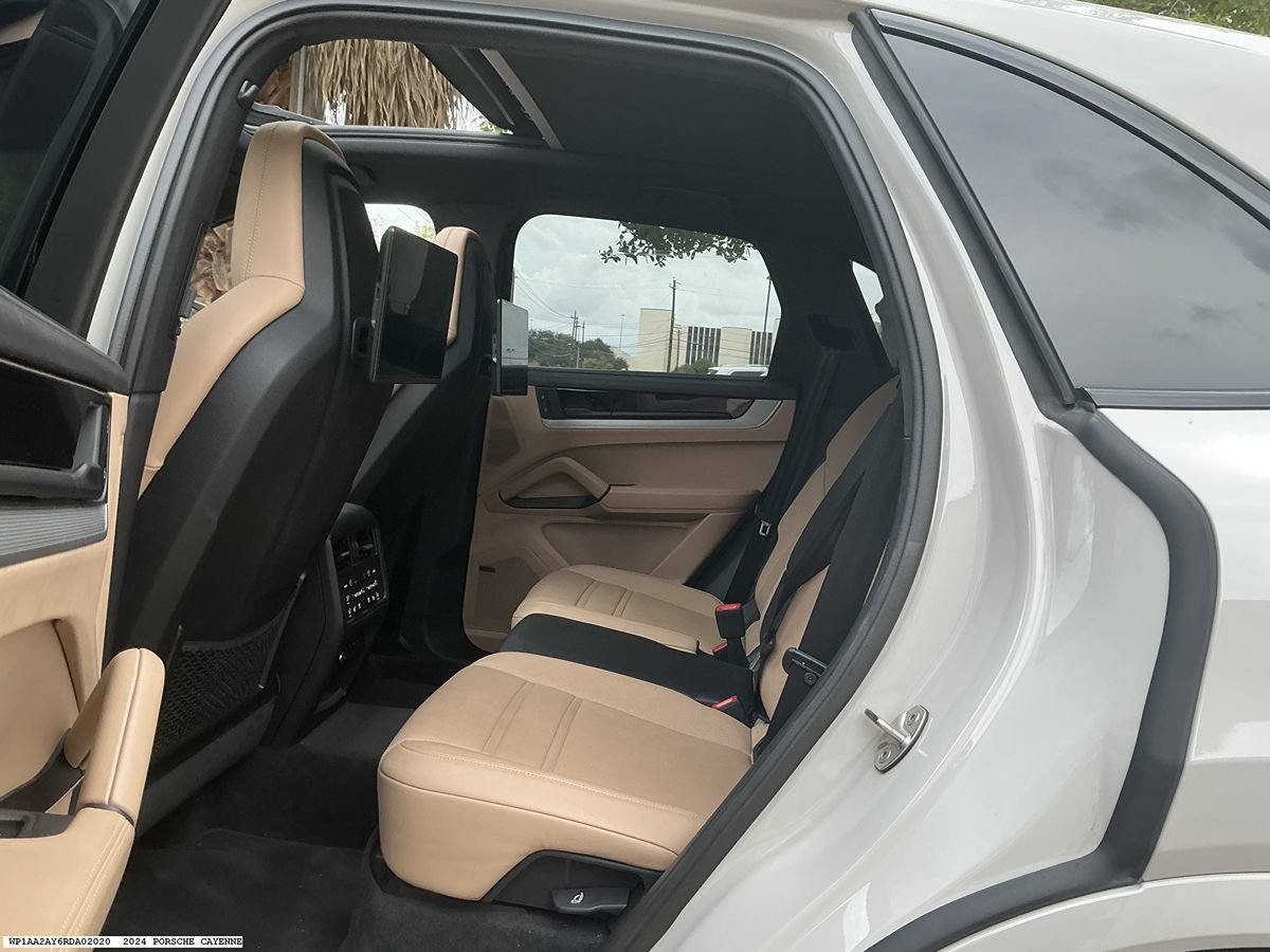 Used 2024 Porsche Cayenne AWD/4WD image 10