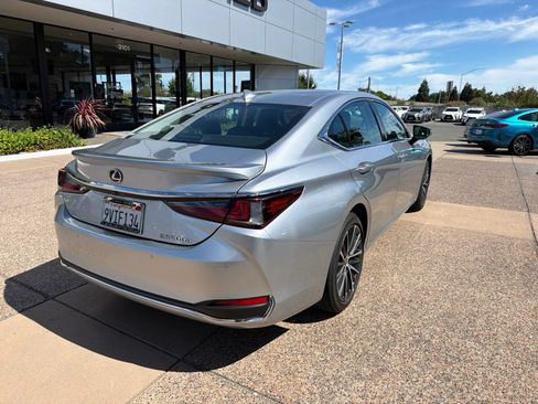 Used 2025 Lexus ES 300h w/ Premium Package FWD image 5