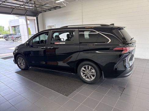 Used 2022 Toyota Sienna XLE w/ XLE Plus Package FWD image 5
