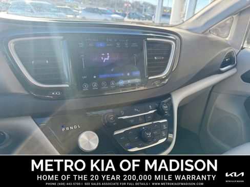 Used 2017 Chrysler Pacifica Touring-L image 22