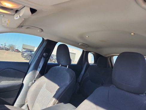 Used 2019 Jeep Cherokee Latitude w/ Popular Appearance Group image 16