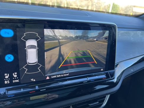 Certified 2025 Volkswagen Atlas Cross Sport SE w/ Panoramic Sunroof Package image 23