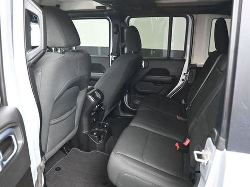 Used 2022 Jeep Wrangler Unlimited Sahara AWD/4WD image 10