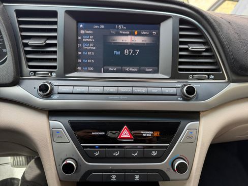 Used 2017 Hyundai Elantra SE image 28