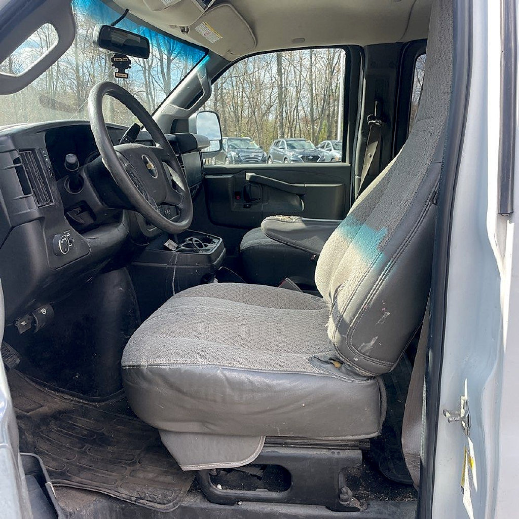 Used 2018 Chevrolet Express 3500 LT w/ LT Preferred Equipment Group RWD image 5