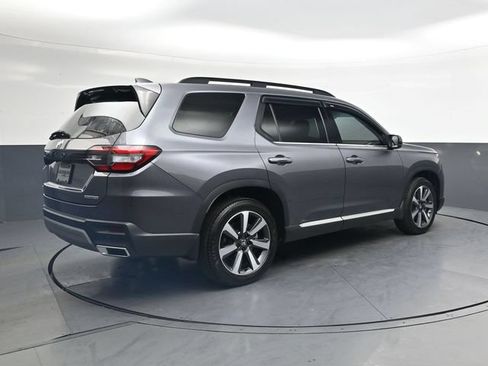 Used 2025 Honda Pilot Touring image 4