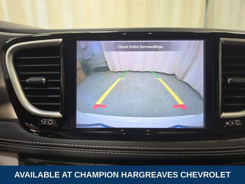Used 2023 Chrysler Pacifica Touring-L FWD image 19