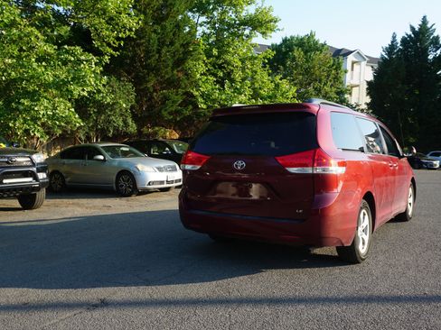 Used 2013 Toyota Sienna LE w/ Towing Pkg FWD image 4