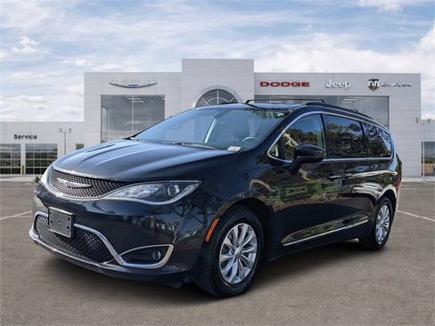 Used 2017 Chrysler Pacifica Touring-L image 5