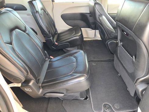 Used 2024 Chrysler Pacifica Touring-L image 27