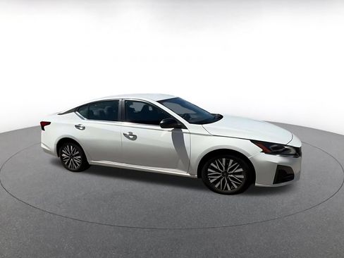 Used 2025 Nissan Altima 2.5 SV FWD image 2