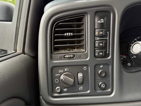 Used 2006 Chevrolet Silverado 2500 LT w/ Heavy-Duty Power Package AWD/4WD image 13