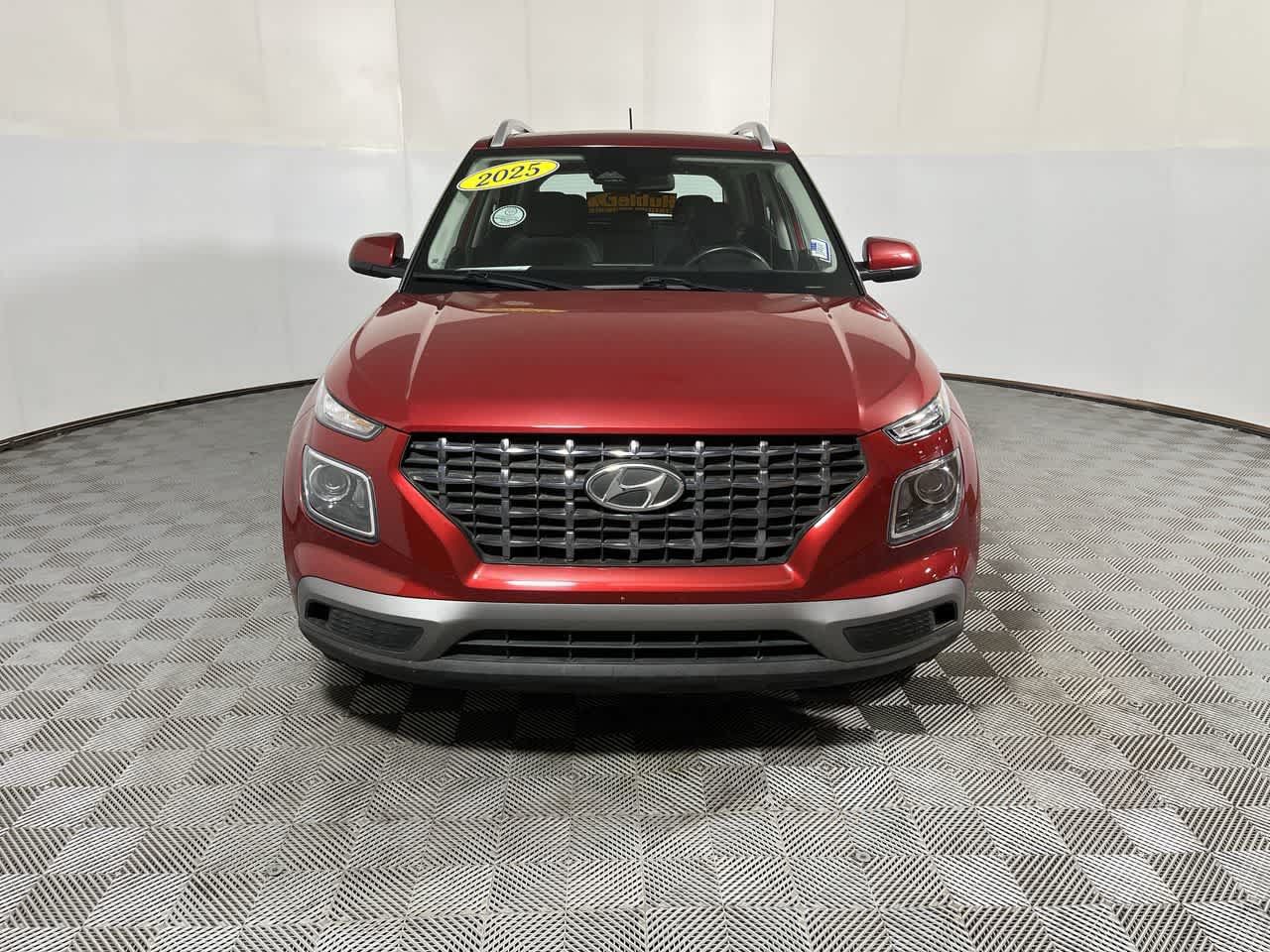 Used 2025 Hyundai Venue SEL FWD image 3