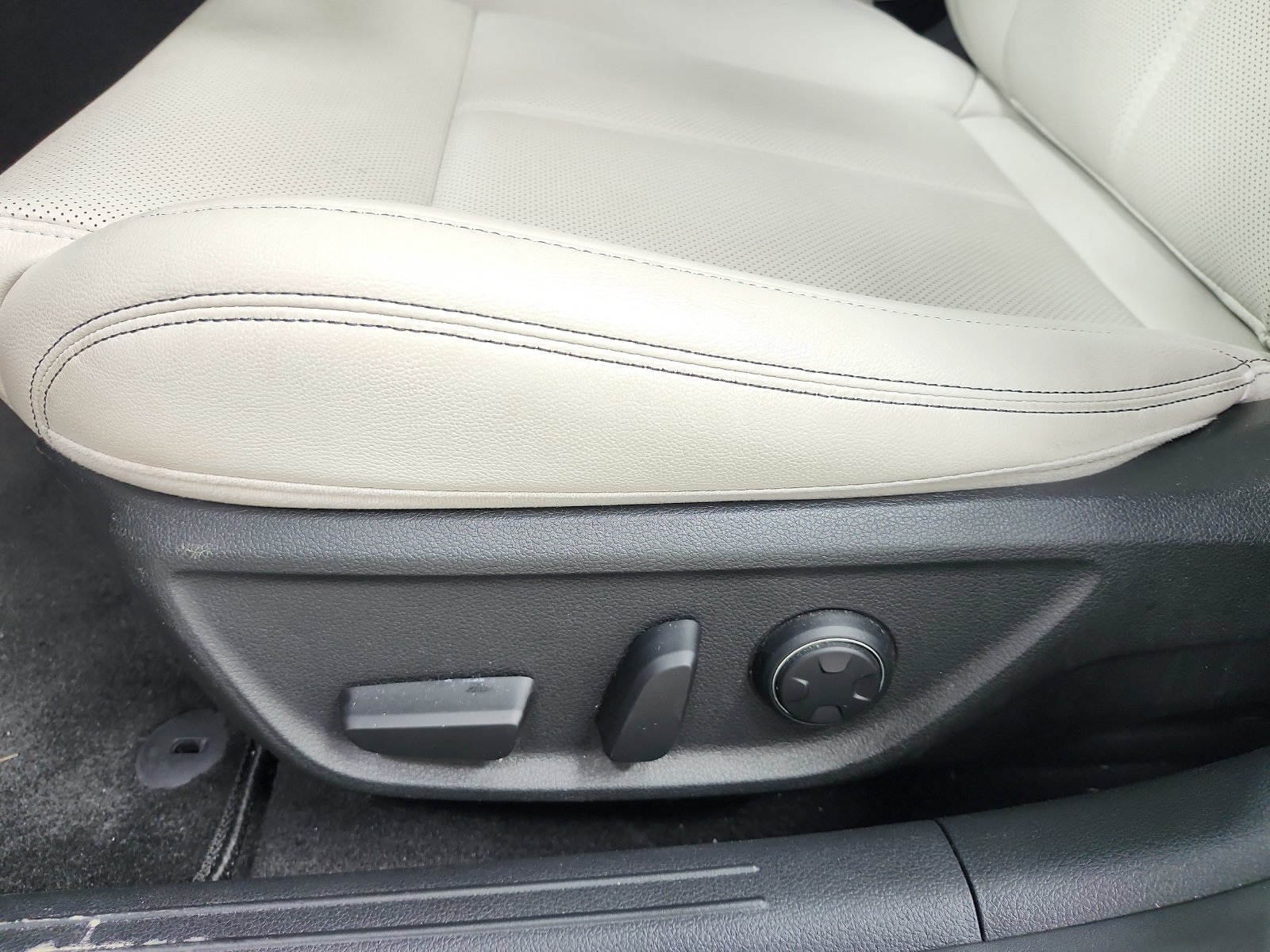 Used 2025 Genesis G70 2.5T RWD image 11