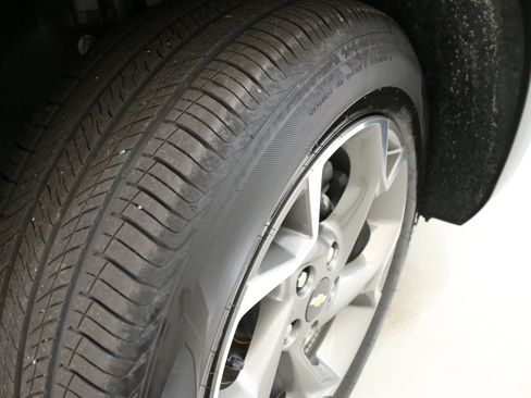 Certified 2025 Chevrolet Trax LT w/ Driver Confidence Package FWD image 35