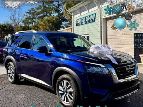 Used 2023 Nissan Pathfinder SL image 1