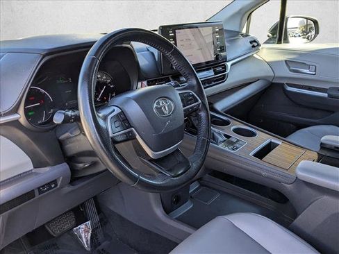 Used 2021 Toyota Sienna XLE image 11
