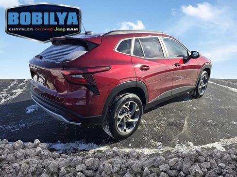 Used 2025 Chevrolet Trax LT w/ LT Convenience Package image 3