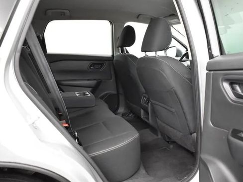 Used 2024 Nissan Rogue S FWD image 18