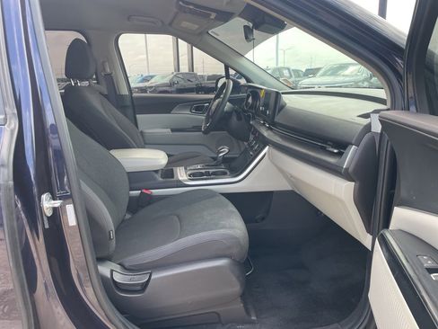 Used 2022 Kia Carnival LX image 30