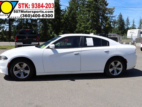Used 2016 Dodge Charger SXT RWD image 3