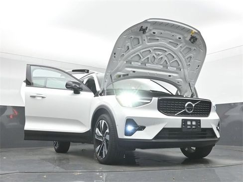 Used 2023 Volvo XC40 B5 Plus w/ Protection Package Premier image 54