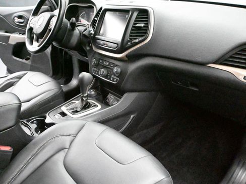 Used 2018 Jeep Cherokee Limited AWD/4WD image 15