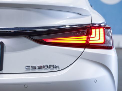 Used 2024 Lexus ES 300h w/ Premium Package image 42