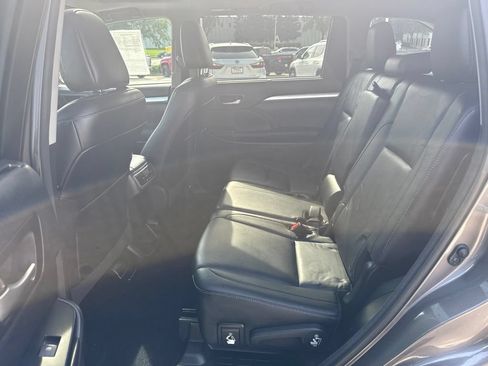 Certified 2016 Toyota Highlander XLE AWD/4WD image 10